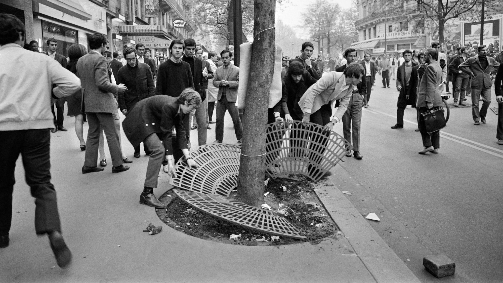 des etudiants de la sorbonne arrachent des grilles d un arbre le 3 mai 1968 a paris 6032364
